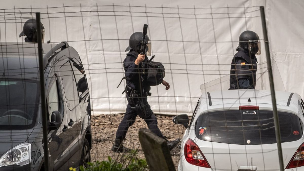 Protesta en el campamento de migrantes de Las Raíces, en Tenerife