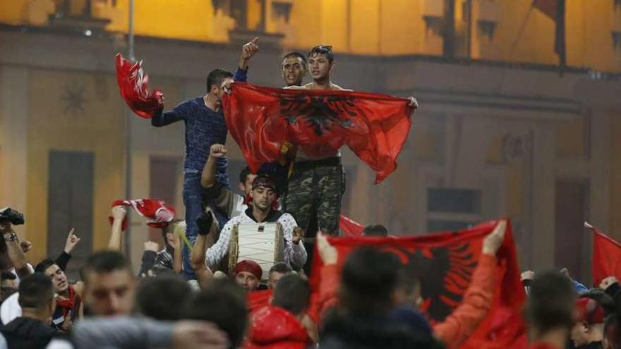 Numerosos aficionados celebran en Tirana la clasificación de su selección para la Eurocopa.