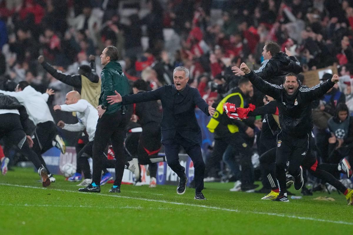 Mourinho celebra el histórico gol de Trubin, portero del Benfica, contra el Real Madrid en el último minuto.