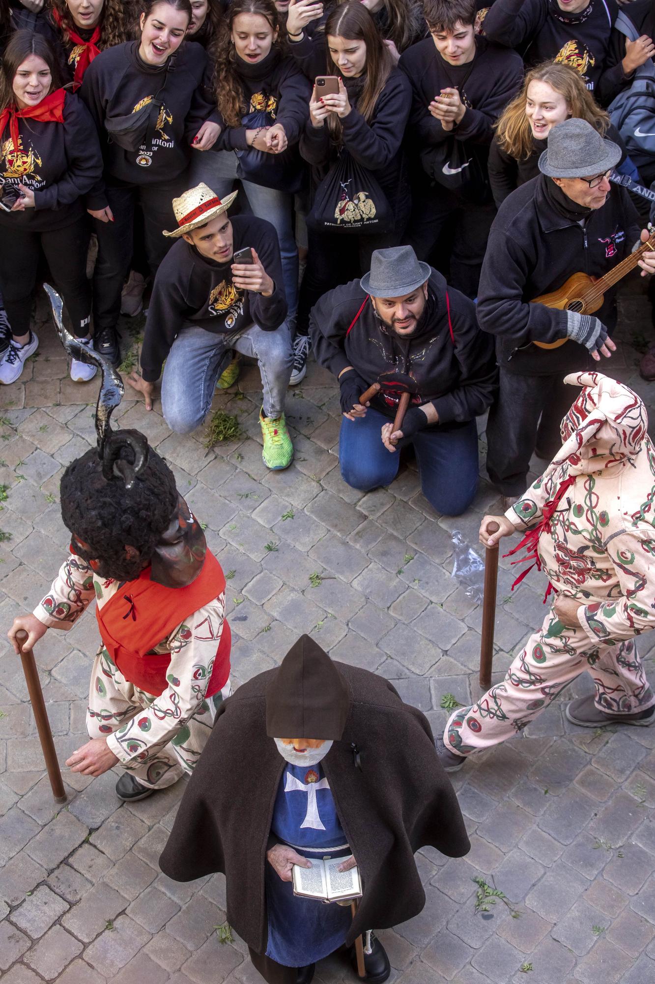 Sant Antoni 2023: Baile de los 'dimonis' en el ayuntamiento de Manacor