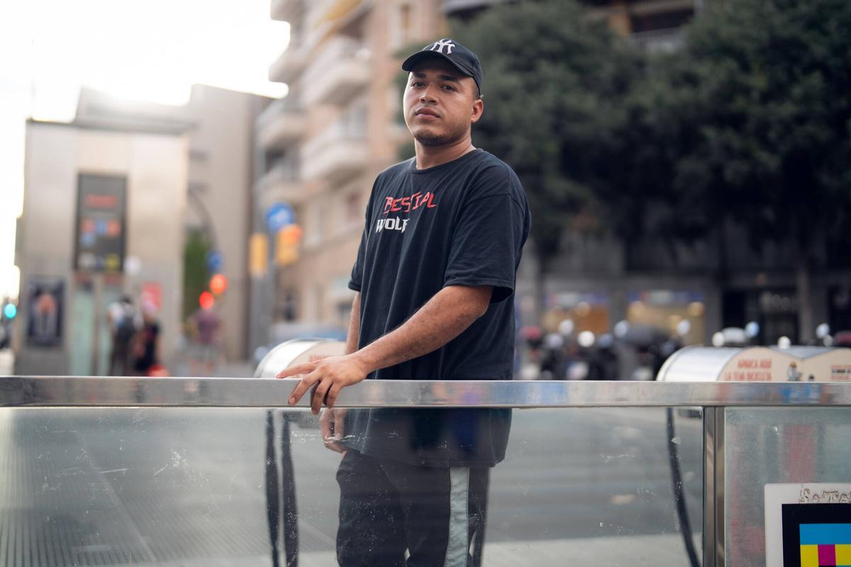 L’Hospitalet de Llobregat. Darien David, joven colombiano que no consiguió empadronarse en una barraca en la que vivía en un huerto de Barcelona y que finalmente se empadronó en casa de un amigo en L’Hospitalet para poder acceder al proceso de regularización. 18 de agosto de 2026. Sociedad. AUTOR: ZOWY VOETEN