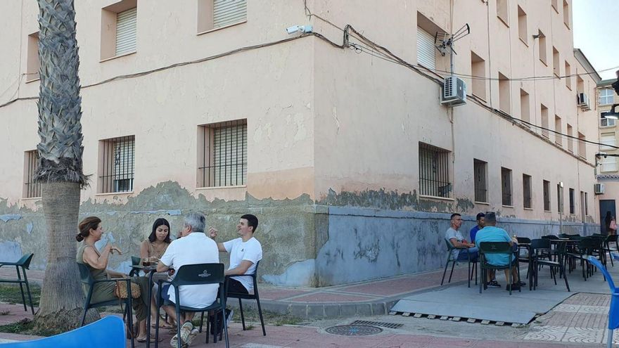 Un cuartel de la Guardia Civil, cercado por los bares