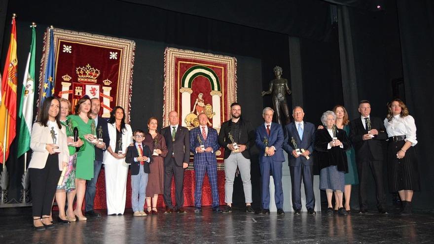 La gala de entrega de los efebos estuvo llena de emociones, música y espectáculo.Foto de familia de los premiados. f C. P. La enfermera Celia Fernández con el Efebo a la Inclusión. f C. P.  Actuación de baile flamenco. f C. p. El marido y la hija de Conchi Pérez Arcas recogen el Efebo en su honor.