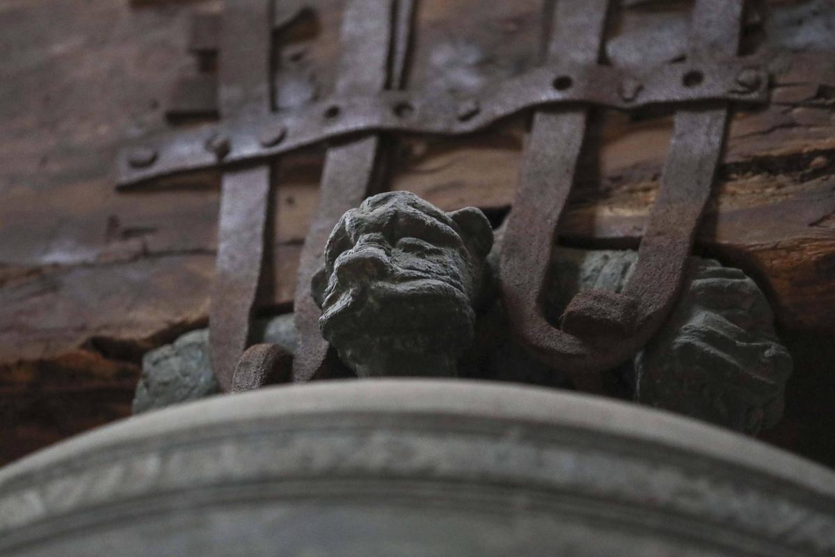 Detalle de los herrajes de la campana