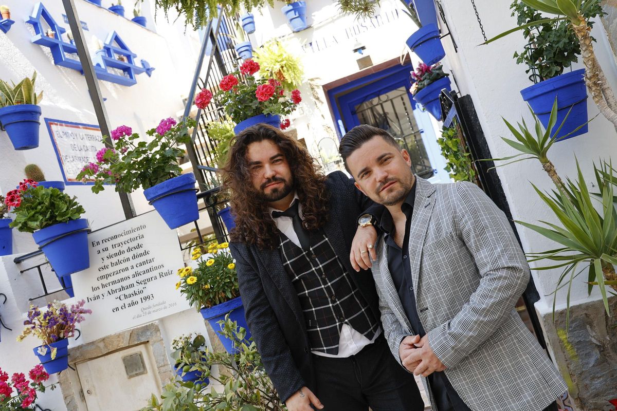 Iván Chaskío junto a su hermano Abraham, con quien hace dupla en las saetas que cantan al barrio Santa Cruz de Alicante