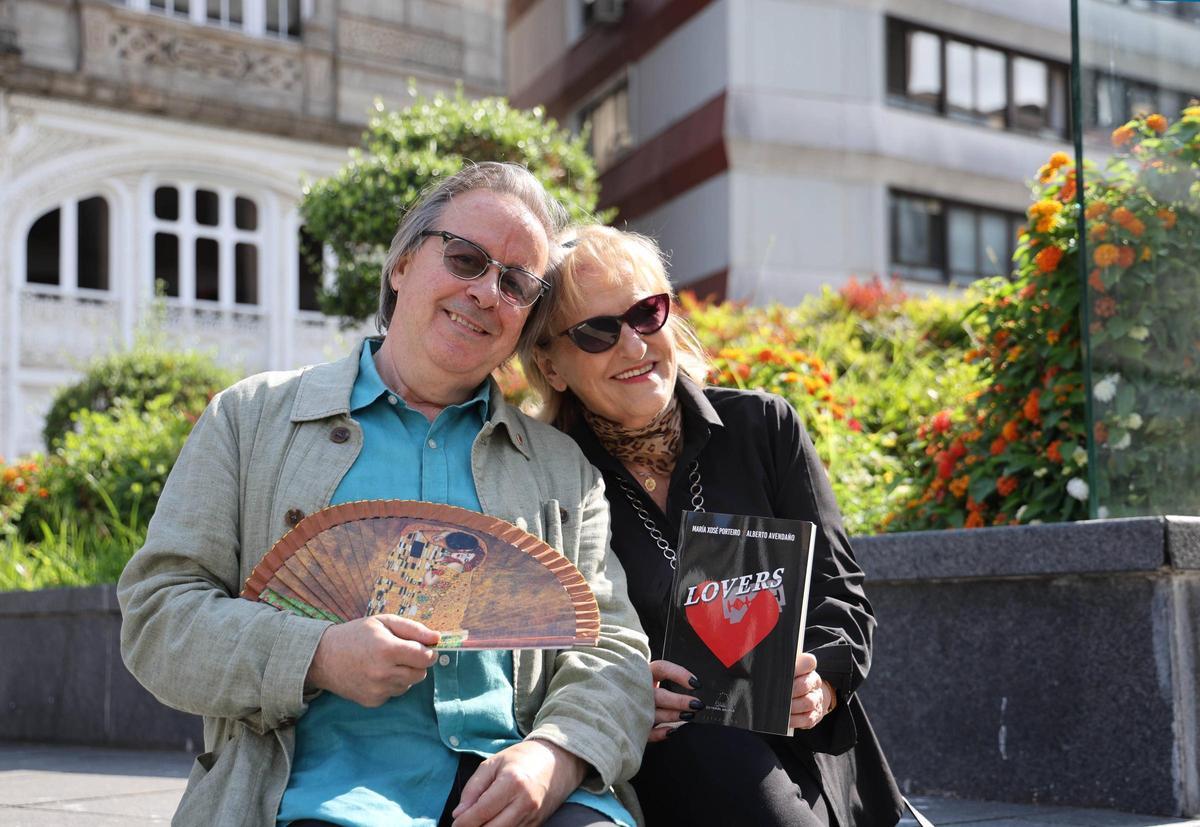 María Xosé Porteiro e Alberto Avendaño, co seu libro "Loves", de Galaxia. Na Porta do Sol de Vigo.