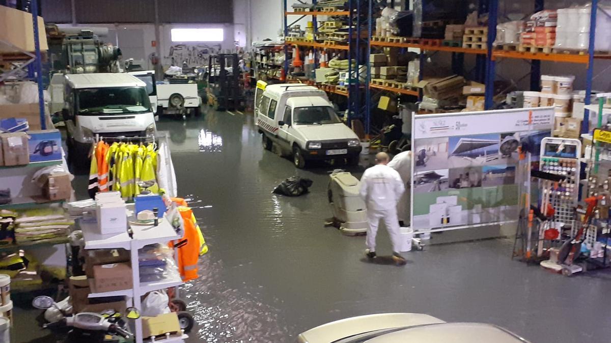 Agua dentro de una nave de Fuente del Jarro