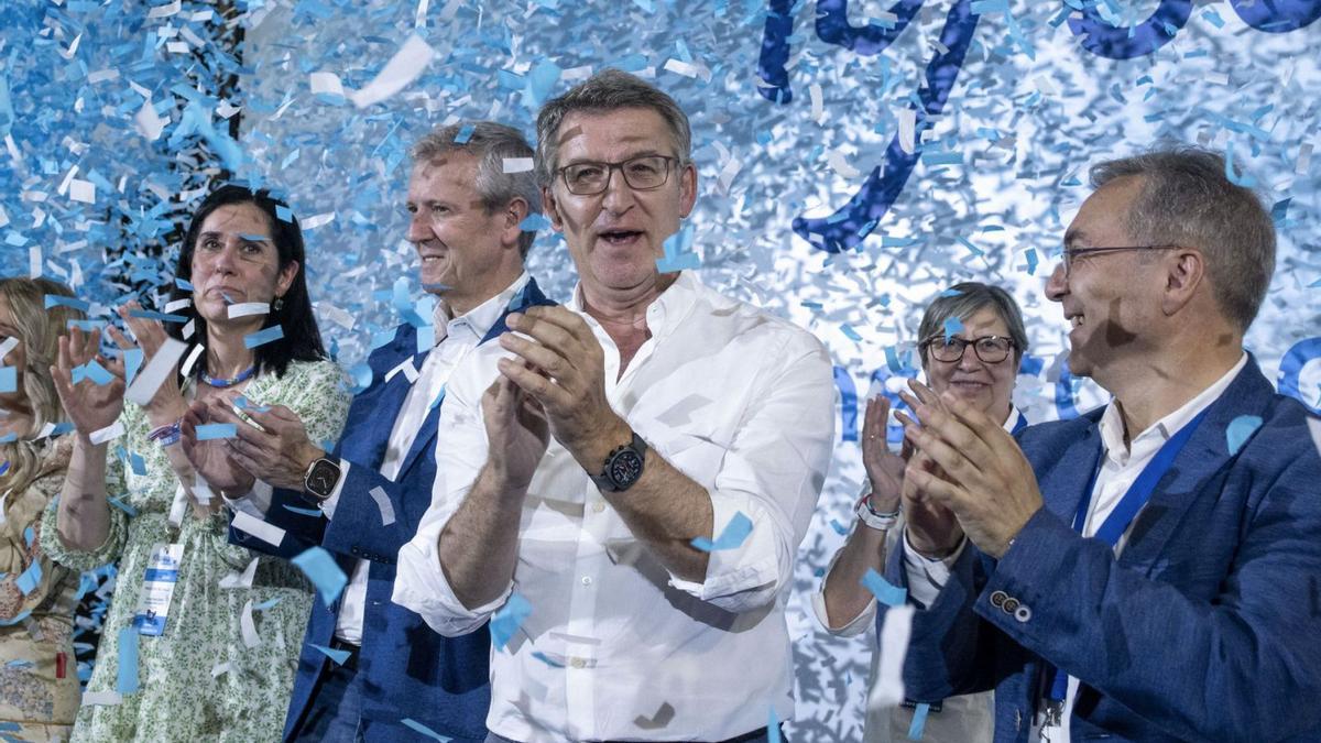 Feijóo y dirigentes del PP gallego ayer, durante la clausura del 19º congreso provincial del partido en Ourense. | BRAIS LORENZO / EFE