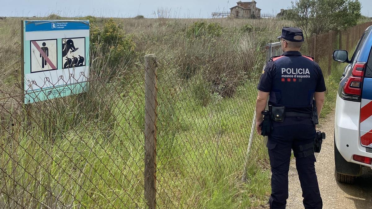 Agente ante la playa protegida del Delta del Llobregat
