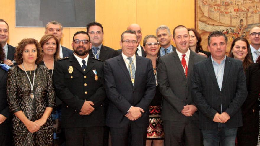 El policía Miguel Campos Fernández, junto a distintos miembros de la corporación municipal.