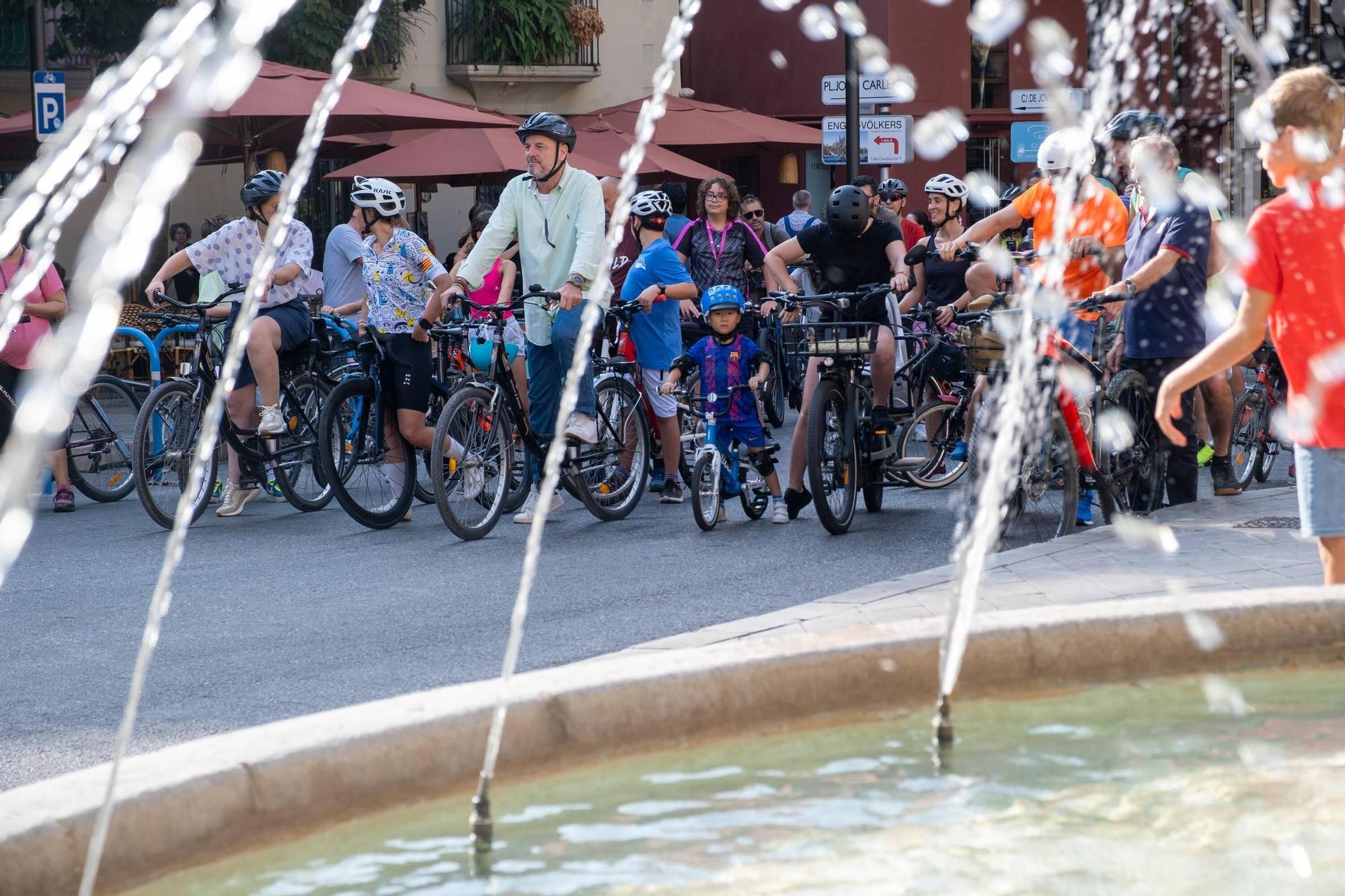 Un centenar de personas participan en la bicicletada de Palma