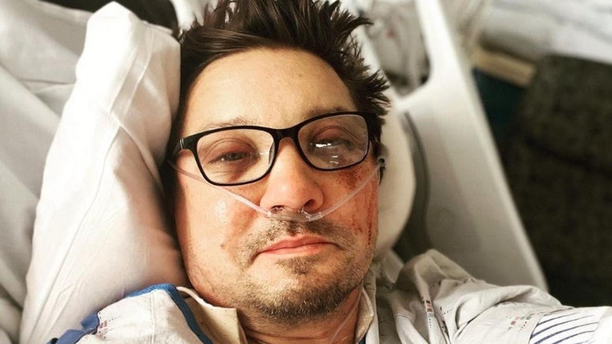 Jeremy Renner depende de mil aparatos para recuperarse tras el 'accidente quitanieves'