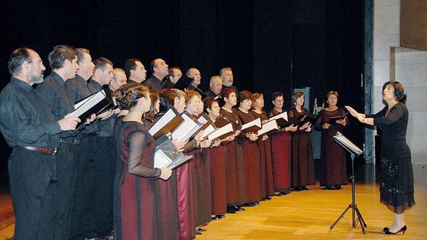 Un momento de la actuación, ayer en el Auditorio de Cangas, de la coral Polifónica de Bueu