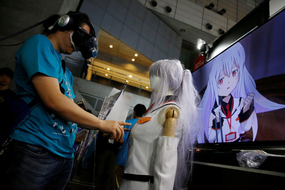 Un hombre toca un maniquí en la celebración del evento de videojuegos 'Tokyo Game'.