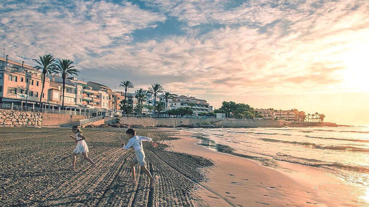 La localidad alberga 12 kilómetros de playas y calas naturales en la Serra d’Irta.