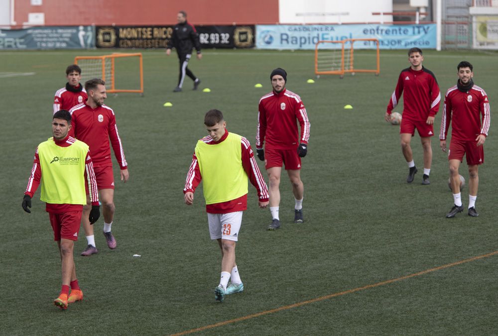 El CD Acero del Port de Sagunt entrena en el estadio Fornás antes del encuentro frente al Torrent