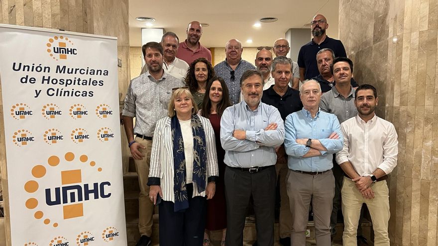 Luis Mesa del Castillo (en el centro), junto a alguno de los miembros de la Junta Directiva de la UMHC y asociados.
