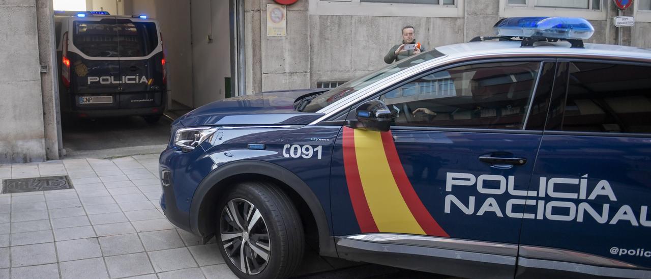 Los vehículos policiales a su llegada a los juzgados con los detenidos.