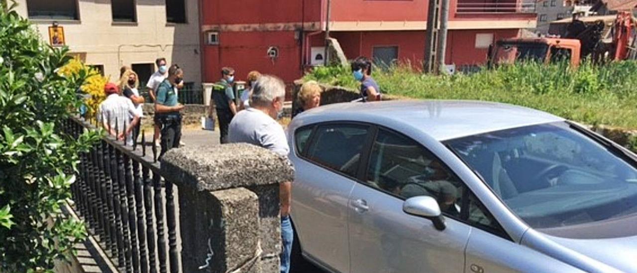 Los vecinos de O Conde concentrados en el lugar en el que se pretende instalar la torreta de alarma. |   // C.M.