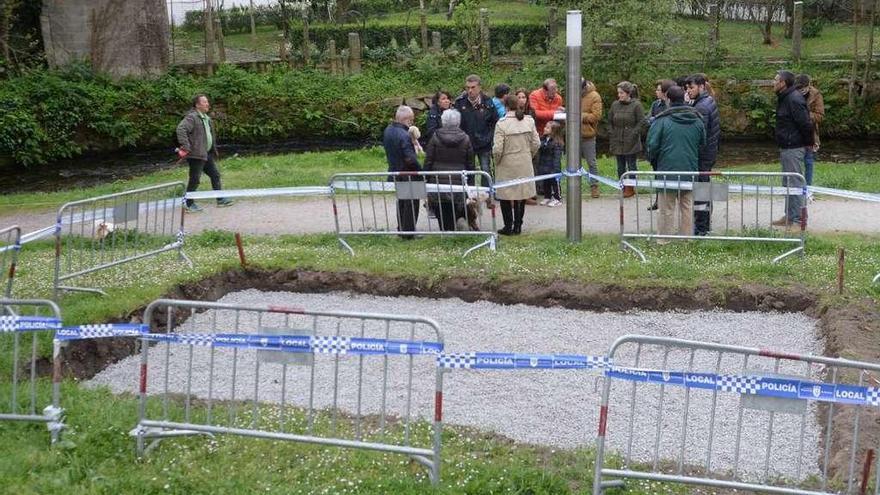 Vecinos concentrados en la zona del parque donde se abrió el terreno para ubicar el compostero. // N.P.