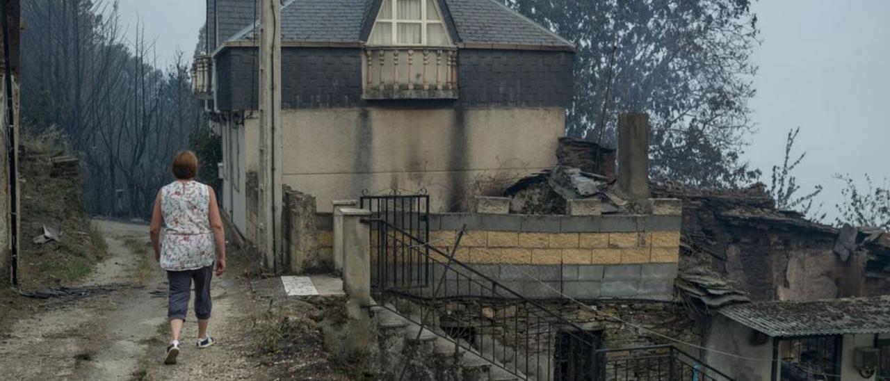 Casa afectada por el fuego en Carballeda de Valdeorras.  | // B. LORENZO