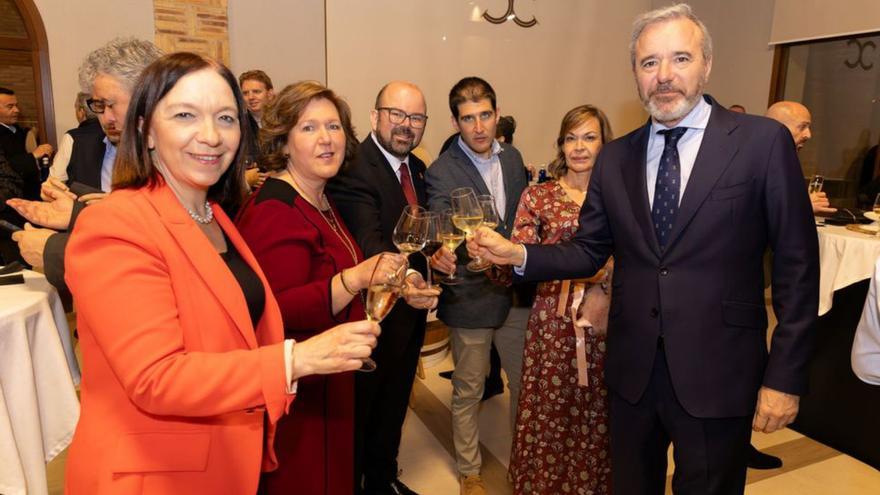 Melchor, Ortiz y Azcón brindan con representantes del vino. | SERVICIO ESPECIAL