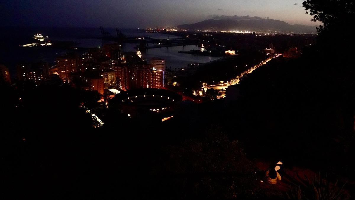 Vista general del encendido paulatino de la ciudad de Málaga durante el apagón eléctrico generalizado.