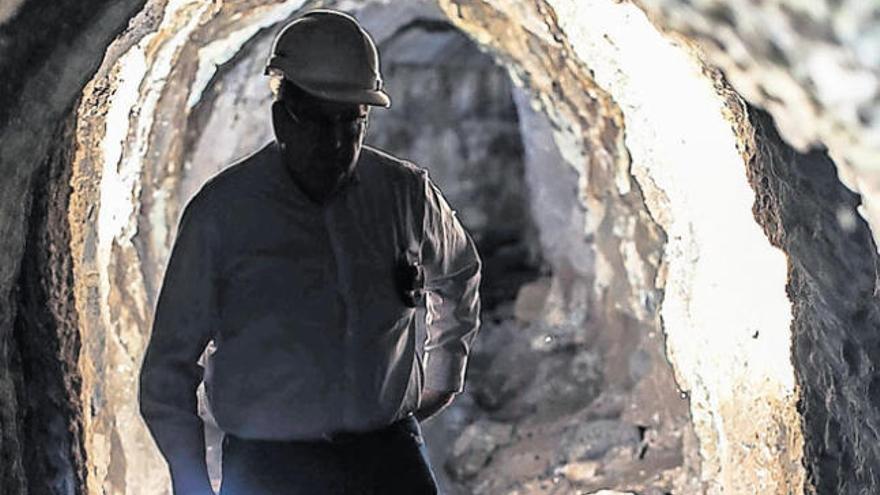 Pedro Santiago Henríquez caminando por el canal de agua situado en el barranco de Las Madres, en Firgas.