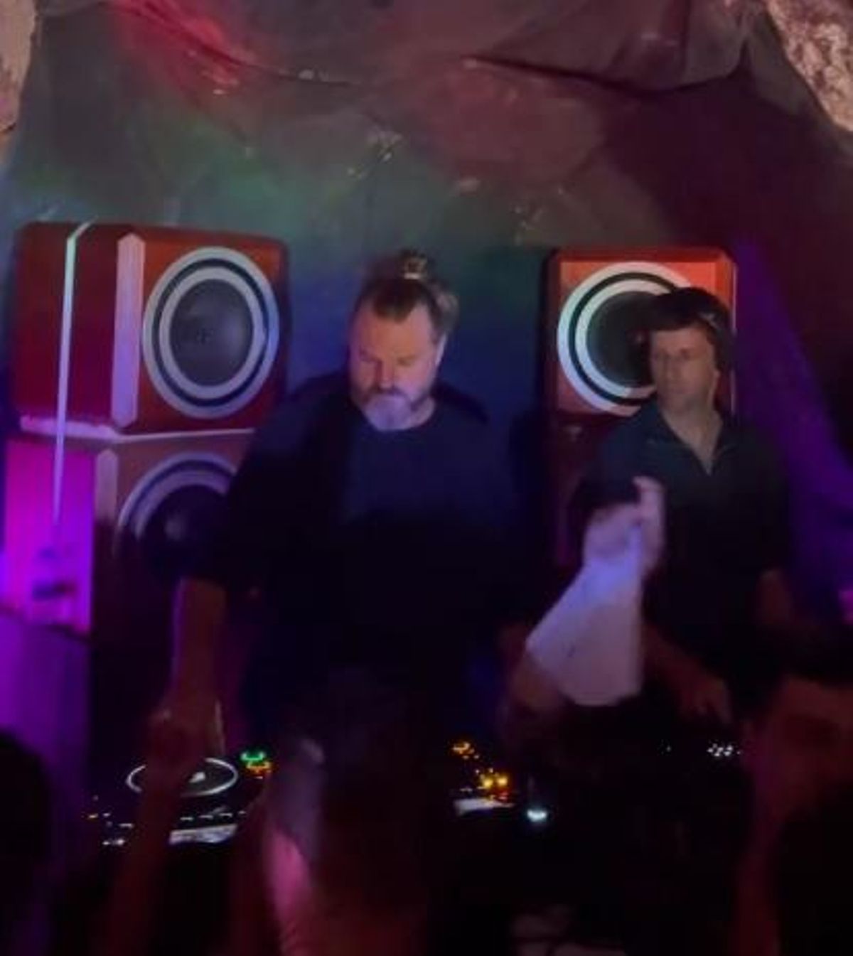 Un dj pinchando en la cueva
