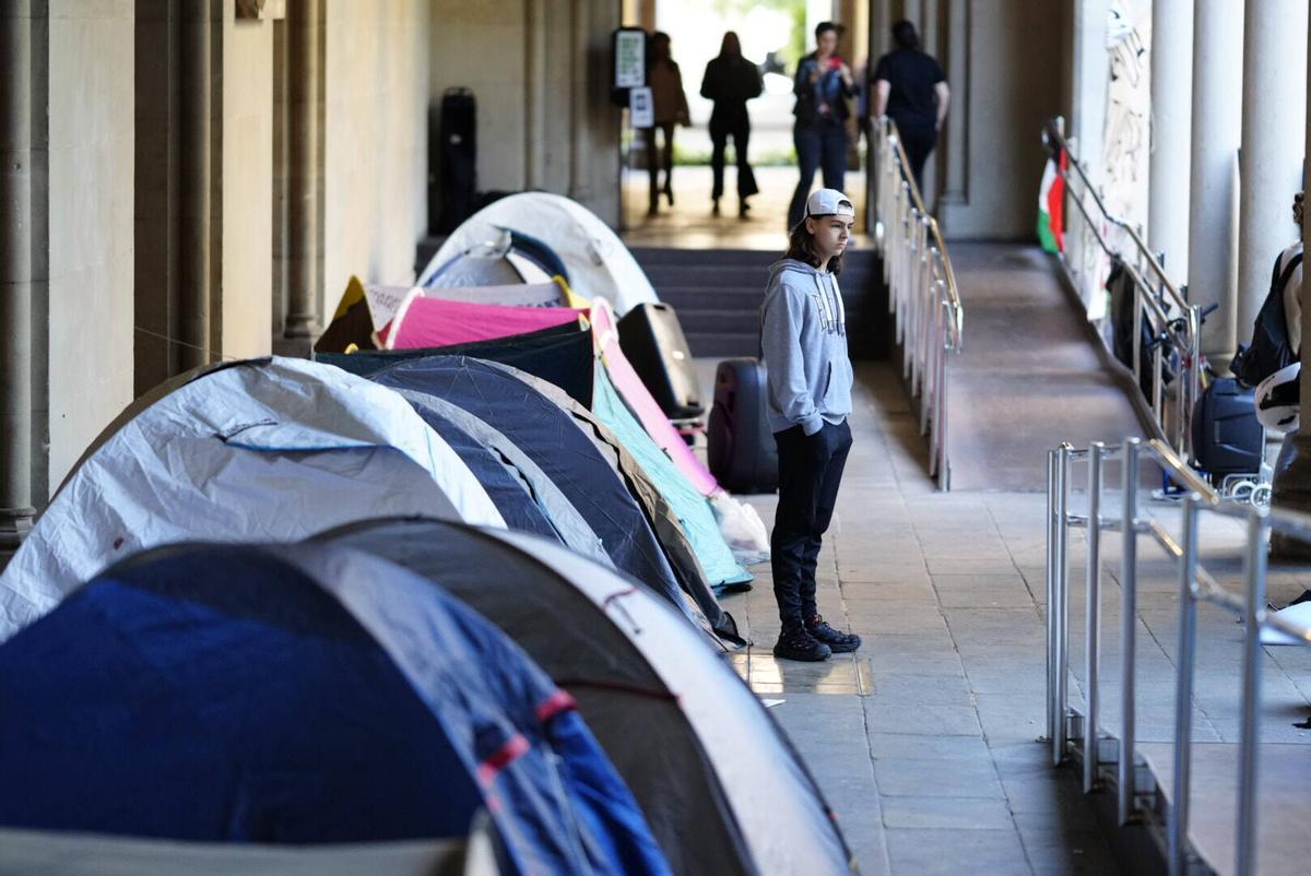 Acampada en apoyo a Palestina en la UB del Raval