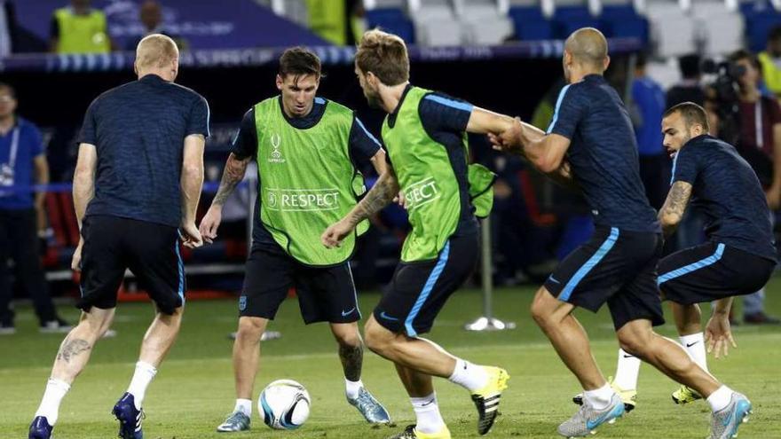 Leo Messi con el balón en los pies durante el entrenamiento de ayer del FC Barcelona.