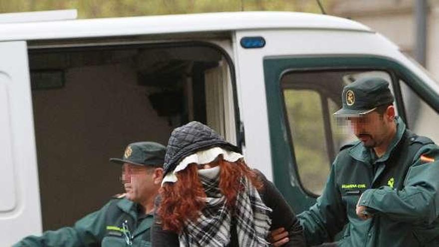 La acusada, ayer, a su llegada a la Audiencia de Ourense.