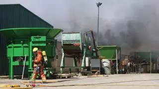 Continúa activo el incendio en la planta de reciclaje de Requena