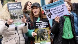 Manifestantes opuestos a la caza de jabalís para contener el brote de peste porcina africana, en la plaza Sant Jaume de Barcelona.