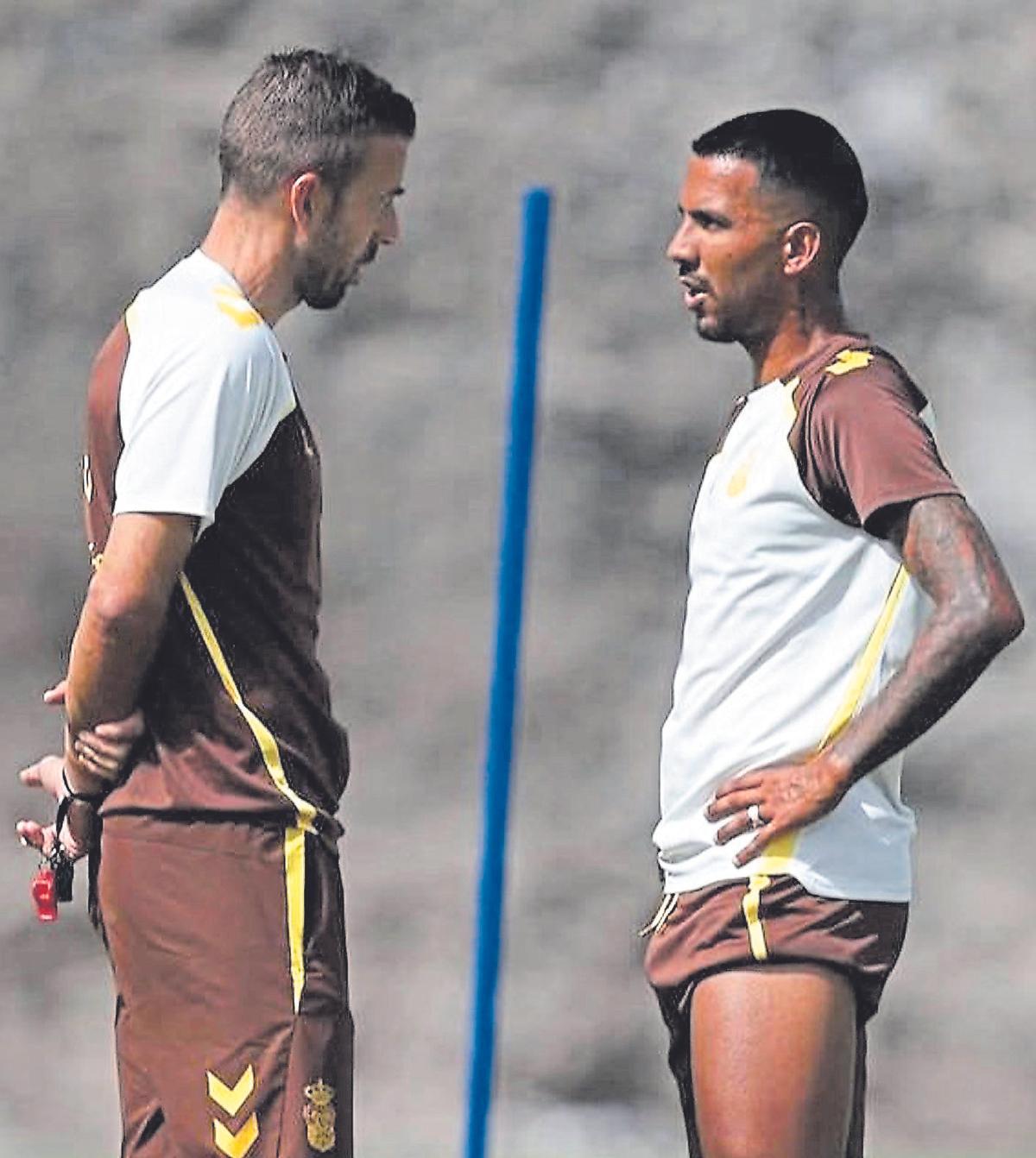 Luis García dialoga con Jonathan Viera.