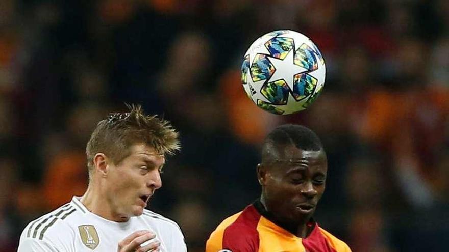 Kroos disputa un balón por alto con Seri en el encuentro de ayer . // Reuters