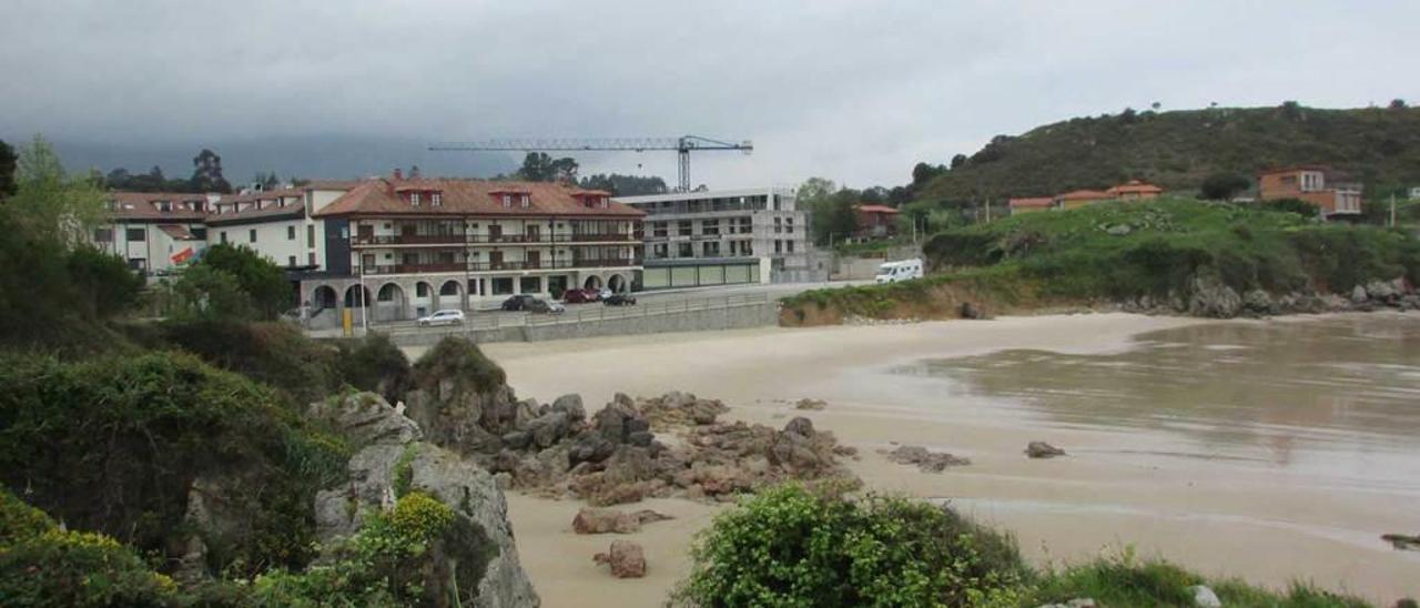 La playa de Barru y el hotel Kaype, con el nuevo edificio bajo una grúa.