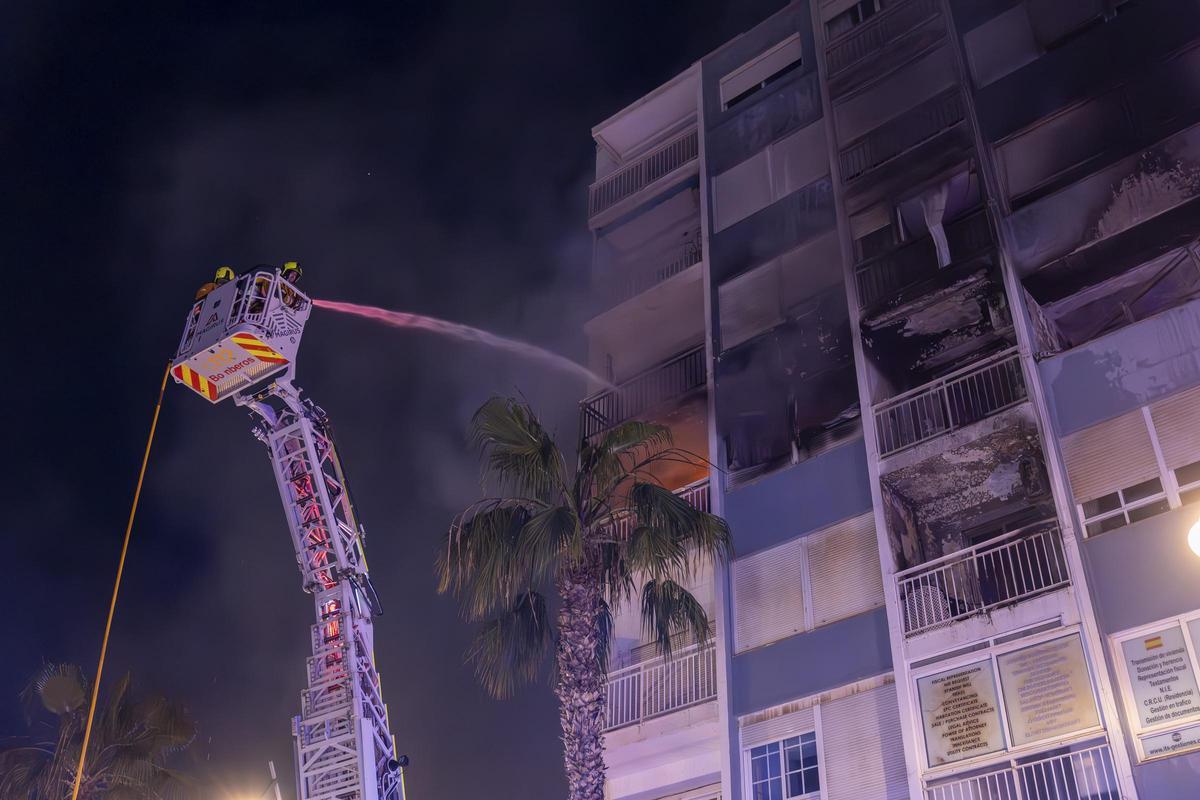 Un momento de las labores de extinción del incendio en la calle Ramón Gallud
