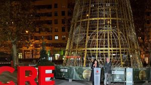 Cruz Roja y Lotería de Navidad encienden su árbol navideño