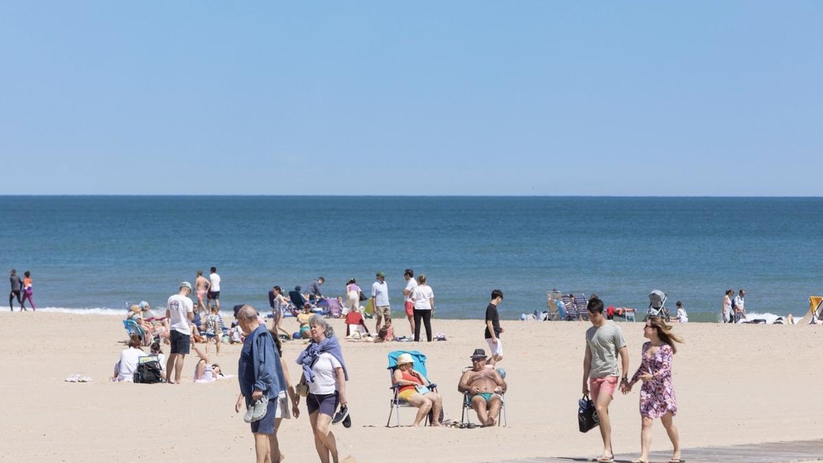 La playa de Gandia lista para el puente de mayo