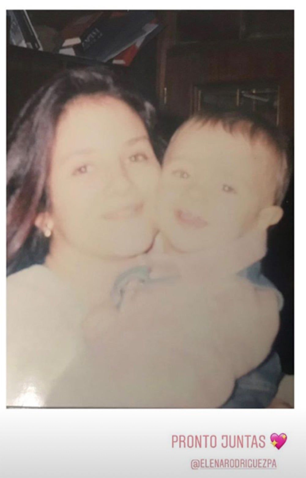 Adara Molinero en brazos de su madre