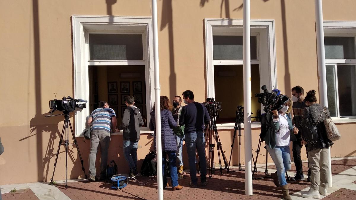 La prensa ha seguido el pleno desde las ventanas del ayuntamiento por las restricciones sanitarias