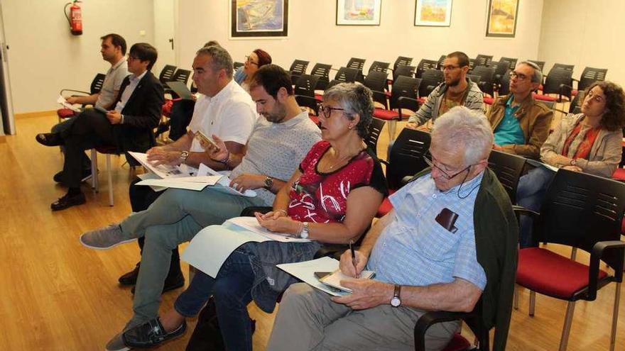 Responsables municipales y técnicos de la zona afectada, ayer, en la reunión celebrada en El Liceo.