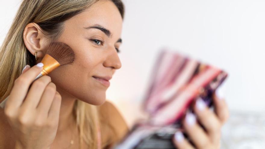 Atrévete con el &#039;sunset blush&#039;: el toque de color perfecto para tus looks del verano