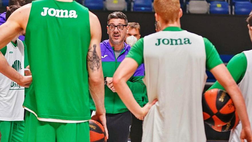 Katsikaris, junto a sus jugadores durante un entrenamiento.