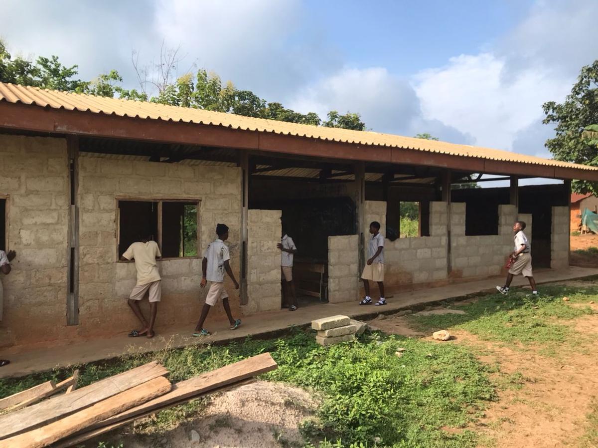 L'escola que van poder reconstruir amb els diners recollits en les festes solidàries organitzades a Manresa