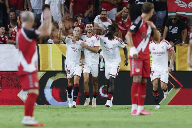 Dos penaltis le dan al Sevilla el triunfo ante el Rayo en un polémico partido