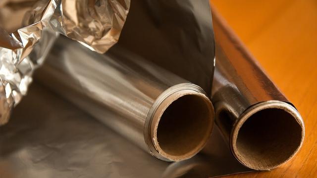 Poco le encuentran explicación a lo que pasa con el papel de aluminio, pero la tiene 8 Merca2.es 5. Protección de utensilios y superficies