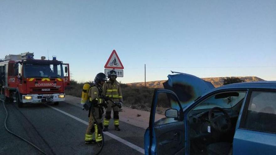 Los bomberos apagan un incendio en un vehículo en la carretera entre Cieza y Abarán