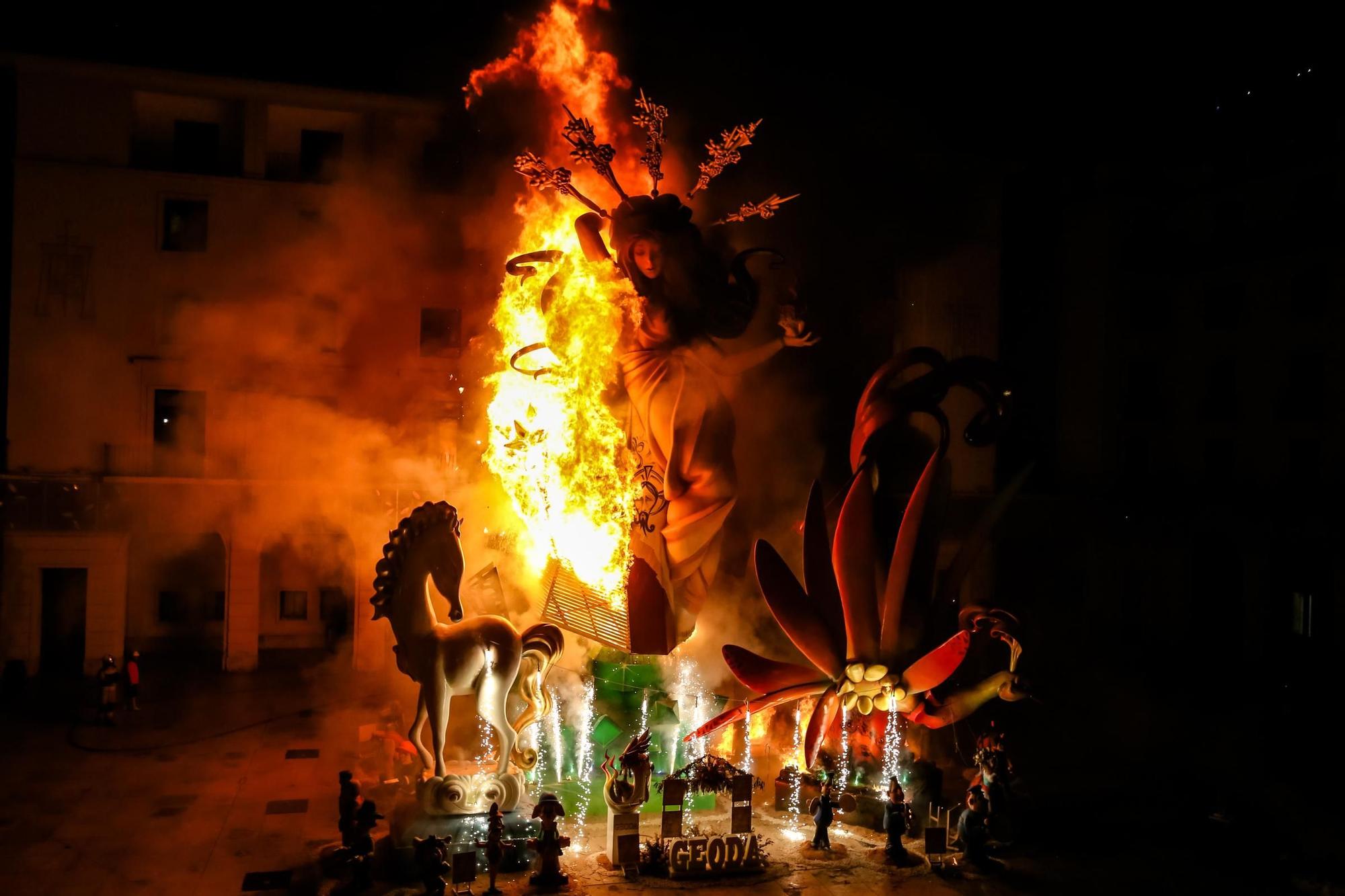 as-ha-sido-la-crem-de-la-hoguera-oficial-de-alicante